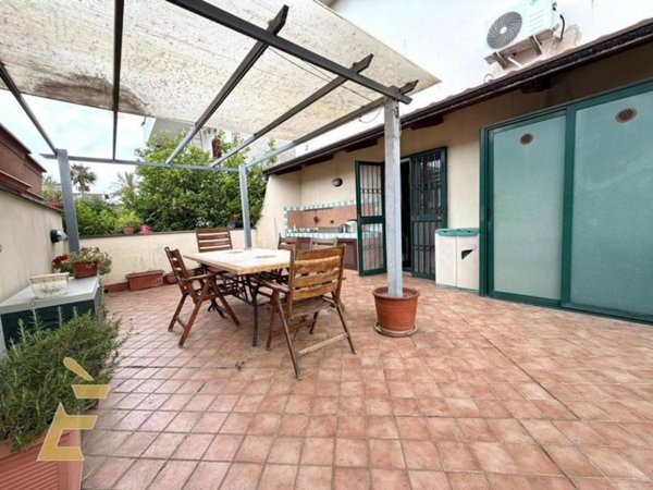 casa indipendente in vendita a Giugliano in Campania in zona Varcaturo