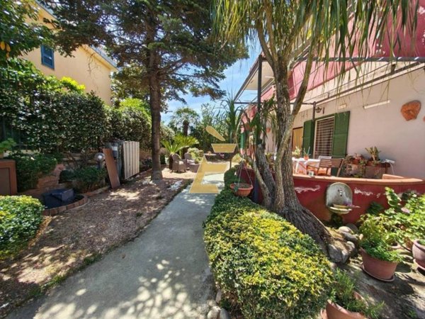 casa indipendente in vendita a Giugliano in Campania in zona Licola