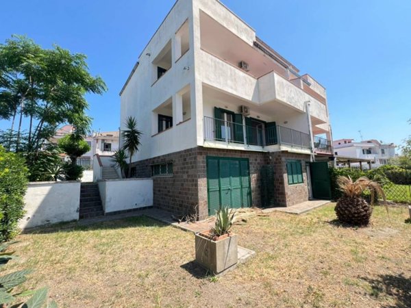 casa indipendente in vendita a Giugliano in Campania in zona Licola