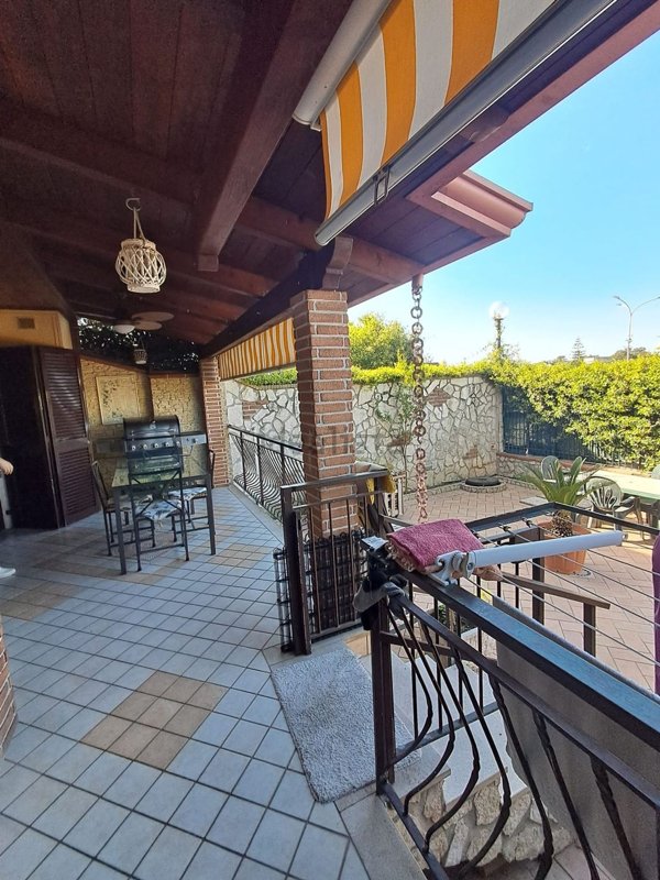 casa indipendente in vendita a Giugliano in Campania in zona Varcaturo