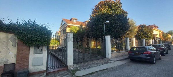 casa indipendente in vendita a Giugliano in Campania in zona Varcaturo