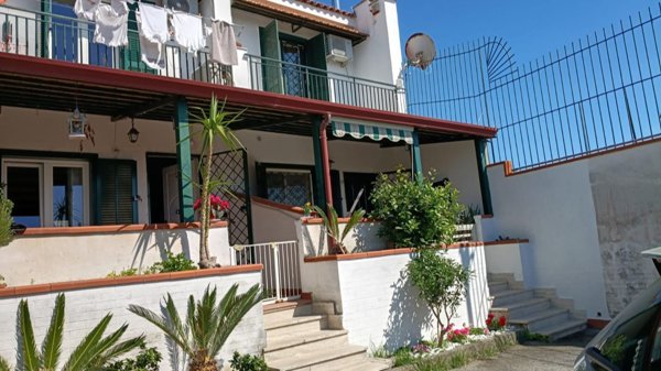casa indipendente in vendita a Giugliano in Campania in zona Varcaturo