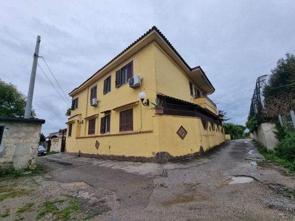 intera palazzina in vendita a Giugliano in Campania in zona Licola