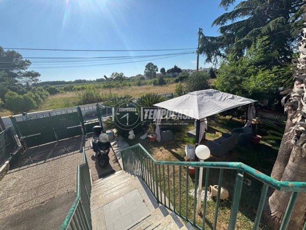 casa indipendente in vendita a Giugliano in Campania in zona Varcaturo