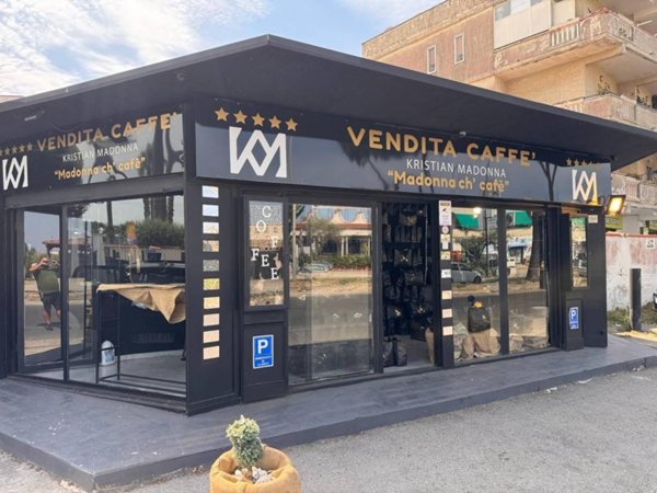 negozio in vendita a Giugliano in Campania in zona Lago Patria