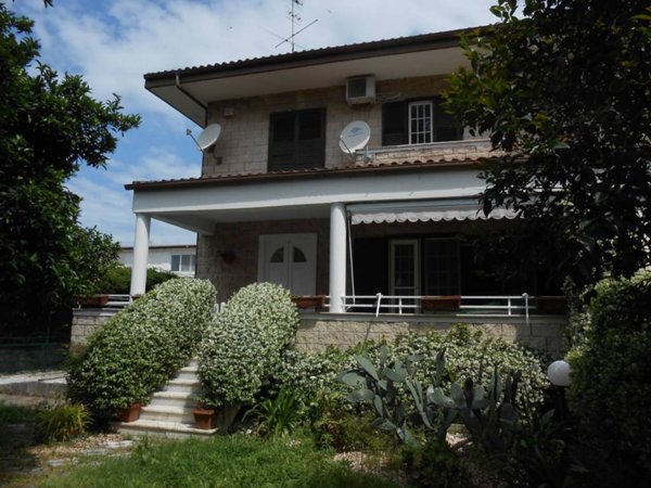 casa indipendente in vendita a Giugliano in Campania in zona Varcaturo