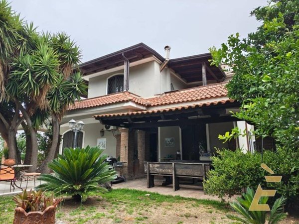 casa indipendente in vendita a Giugliano in Campania in zona Lago Patria