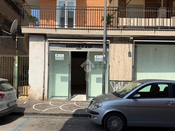locale commerciale in vendita a Giugliano in Campania