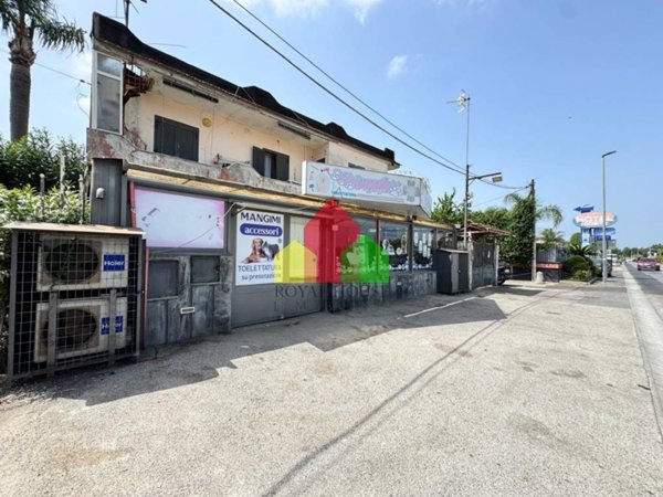 negozio in vendita a Giugliano in Campania in zona Varcaturo