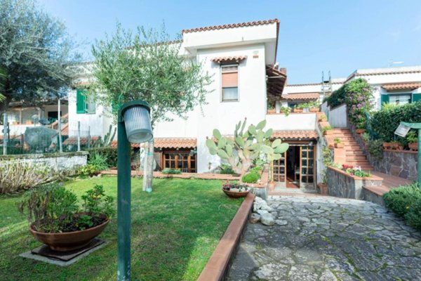 casa indipendente in vendita a Giugliano in Campania in zona Varcaturo