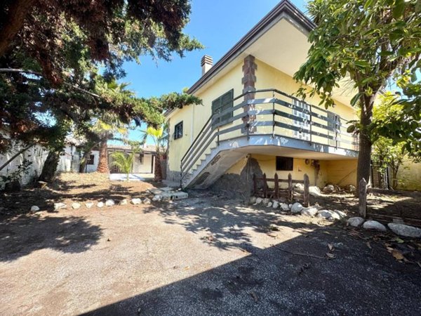 casa indipendente in vendita a Giugliano in Campania in zona Varcaturo