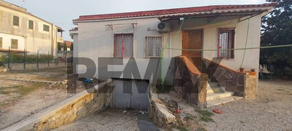 casa indipendente in vendita a Giugliano in Campania in zona Varcaturo