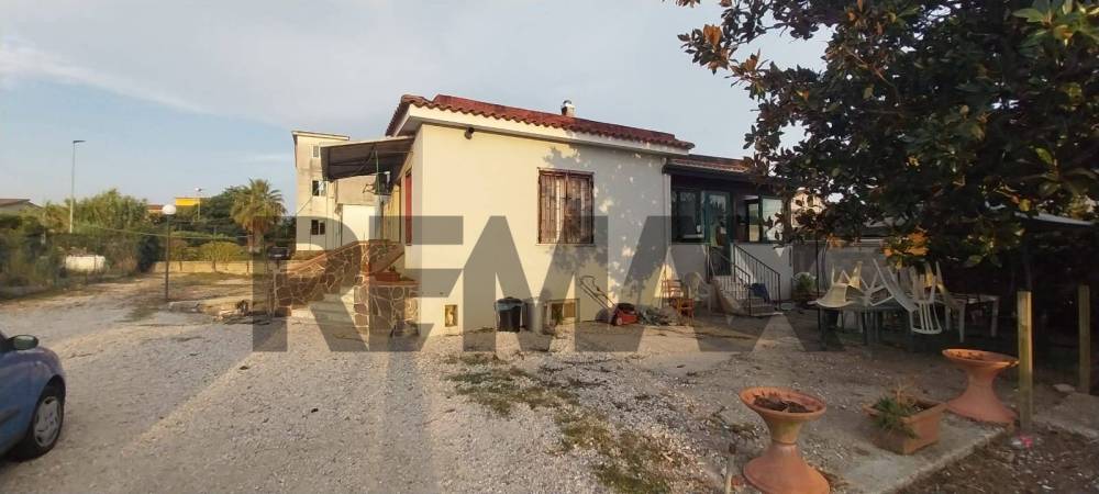 casa indipendente in vendita a Giugliano in Campania in zona Varcaturo