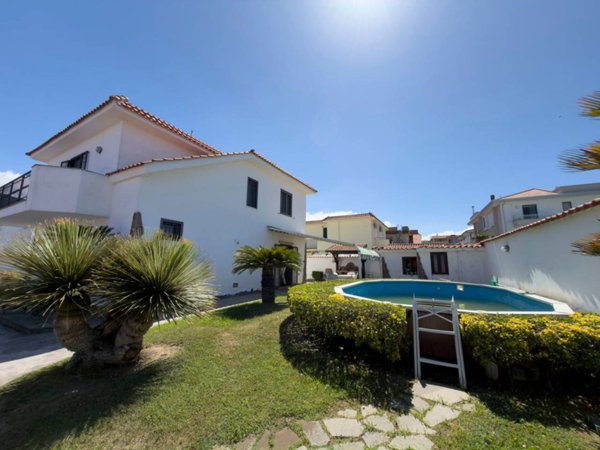 casa indipendente in vendita a Giugliano in Campania in zona Lago Patria