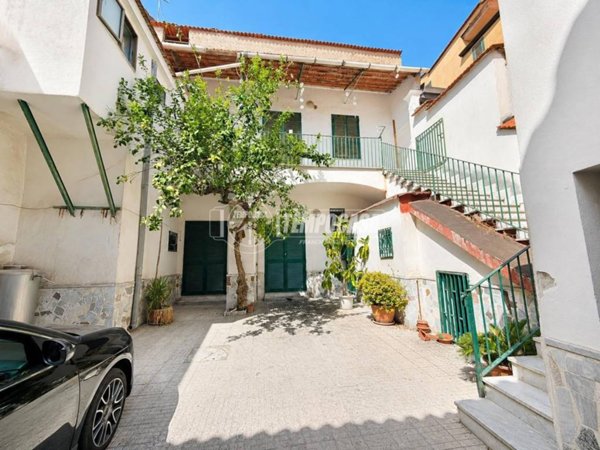 intera palazzina in vendita a Giugliano in Campania