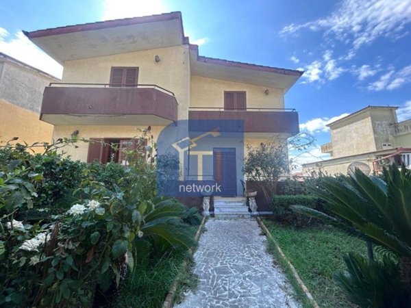 casa indipendente in vendita a Giugliano in Campania in zona Lago Patria