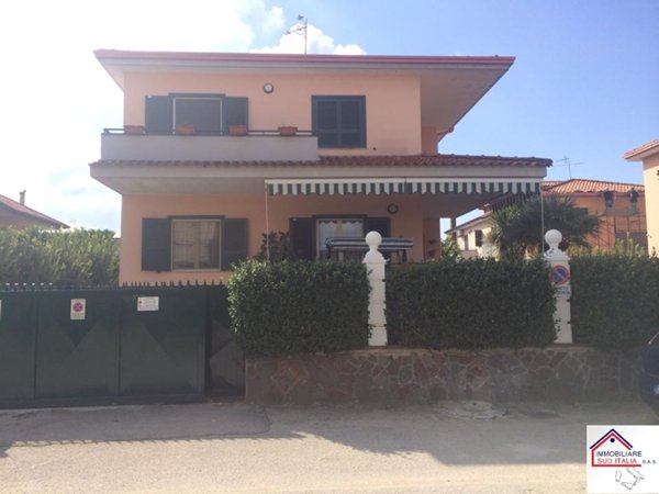 casa indipendente in vendita a Giugliano in Campania in zona Varcaturo