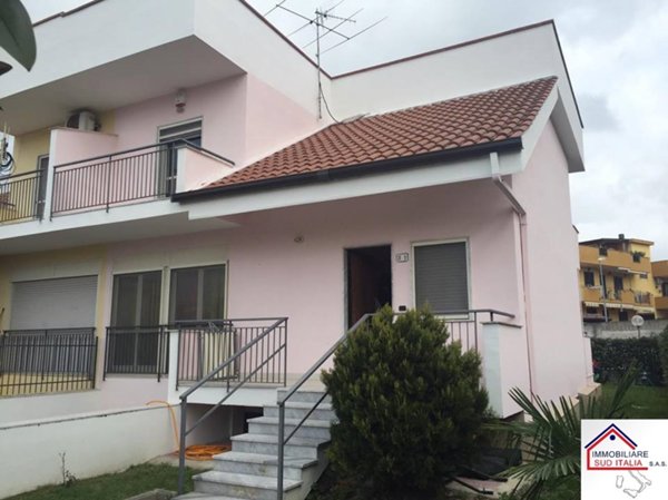 casa indipendente in vendita a Giugliano in Campania in zona Varcaturo