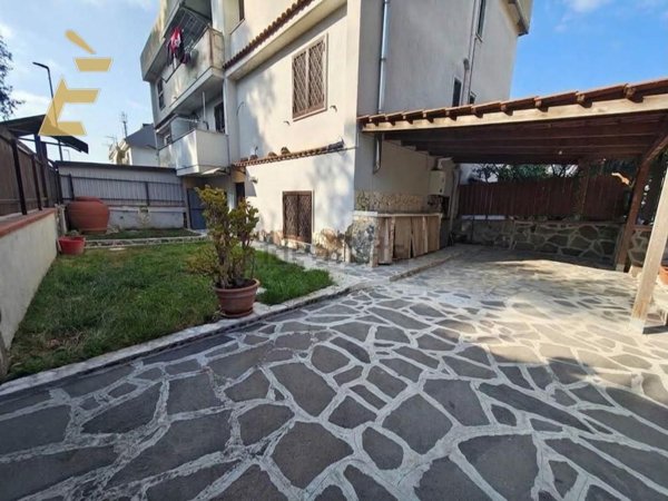 casa indipendente in vendita a Giugliano in Campania in zona Varcaturo
