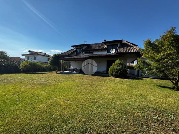 casa indipendente in vendita a Giugliano in Campania in zona Varcaturo
