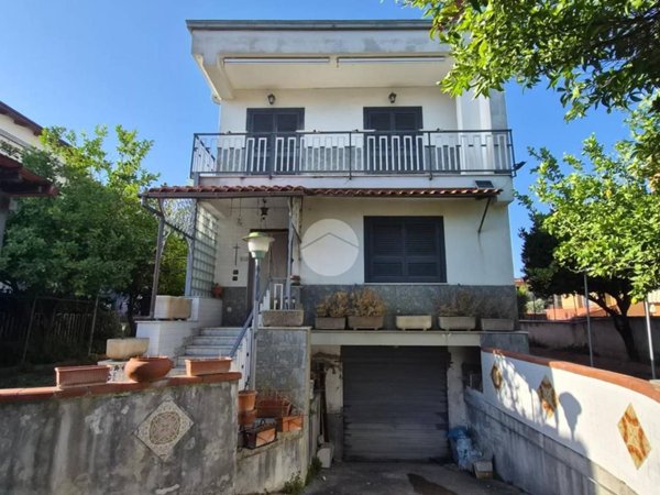 casa indipendente in vendita a Giugliano in Campania in zona Varcaturo