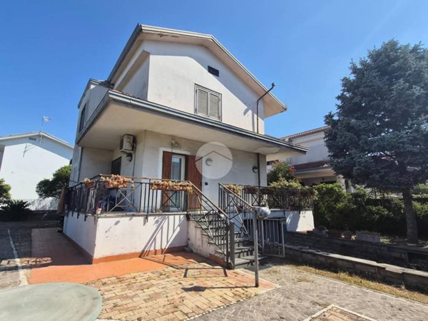 casa indipendente in vendita a Giugliano in Campania in zona Varcaturo