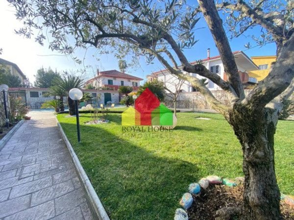 casa indipendente in vendita a Giugliano in Campania in zona Varcaturo