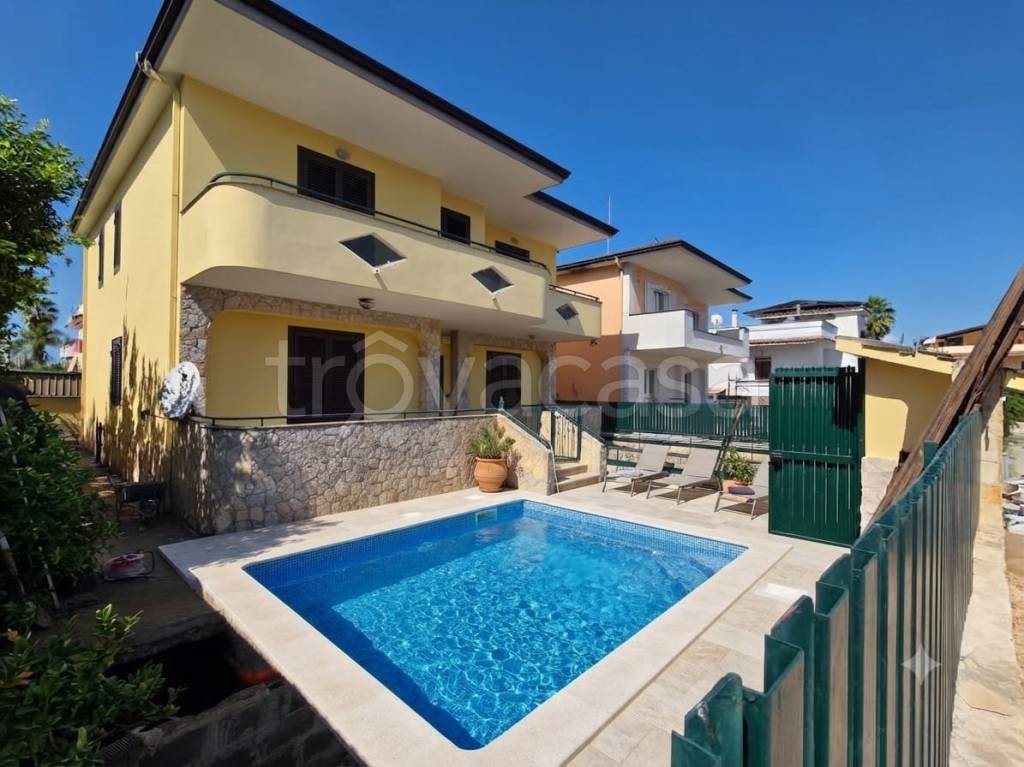 casa indipendente in vendita a Giugliano in Campania in zona Lago Patria