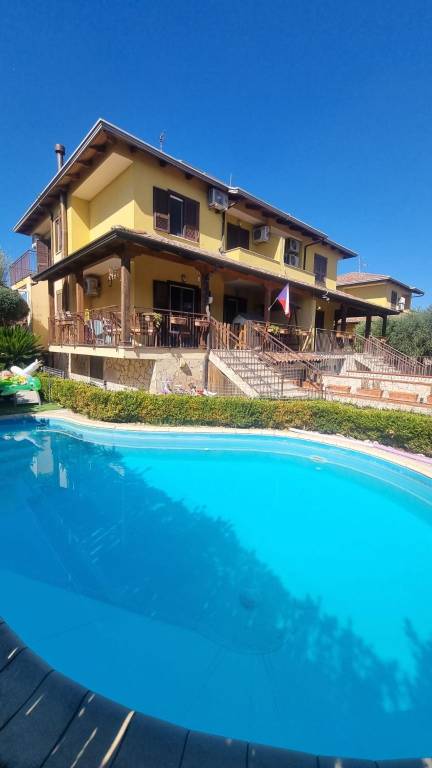 casa indipendente in vendita a Giugliano in Campania in zona Varcaturo