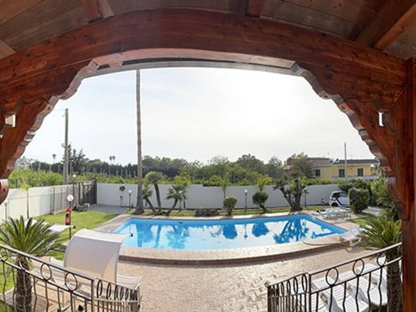 casa indipendente in vendita a Giugliano in Campania in zona Varcaturo