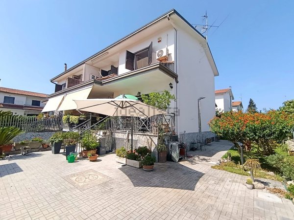 casa indipendente in vendita a Giugliano in Campania in zona Varcaturo