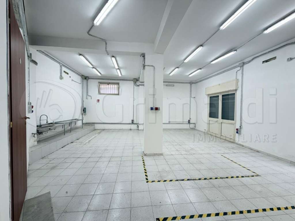 locale commerciale in vendita a Giugliano in Campania