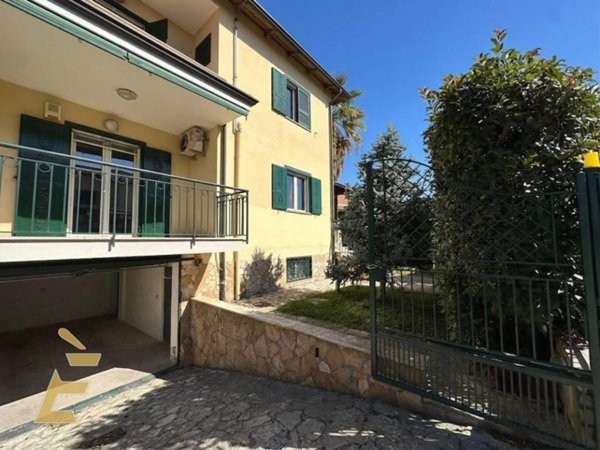 casa indipendente in vendita a Giugliano in Campania in zona Varcaturo