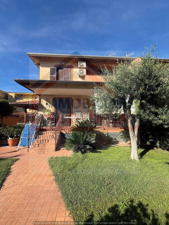 casa indipendente in vendita a Giugliano in Campania in zona Varcaturo
