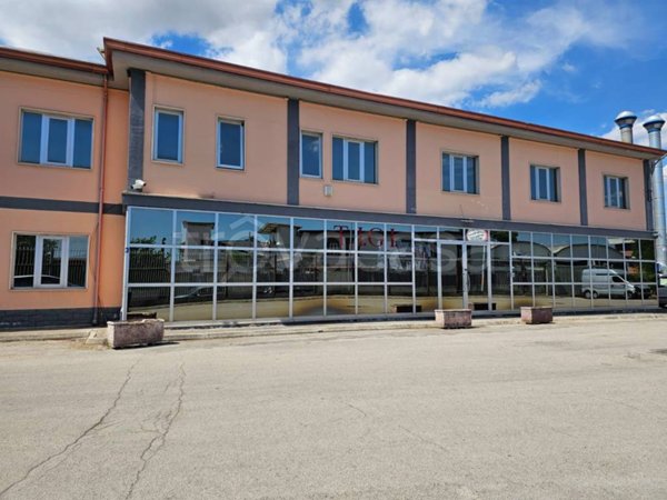 locale commerciale in vendita a Grumo Nevano