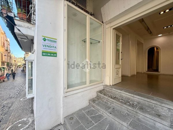 locale commerciale in vendita ad Ischia