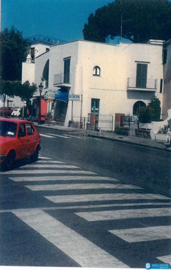 locale commerciale in vendita ad Ischia