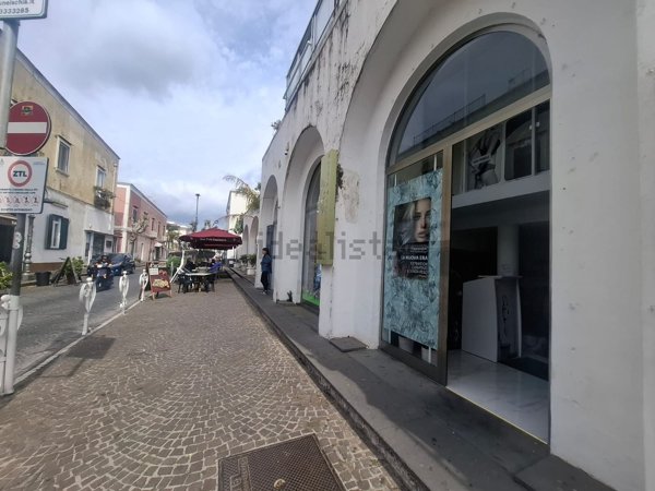 locale commerciale in vendita ad Ischia