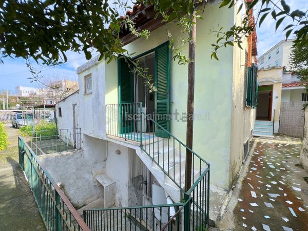 pentavano in vendita ad Ischia