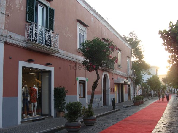 locale commerciale in vendita ad Ischia