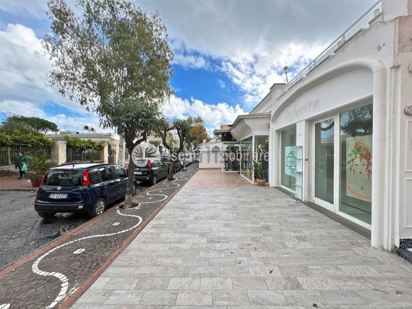 locale commerciale in vendita ad Ischia