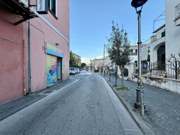 locale commerciale in vendita ad Ischia