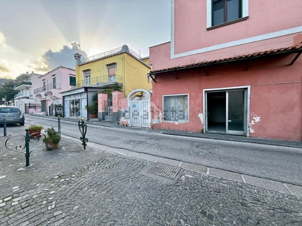 locale commerciale in vendita ad Ischia