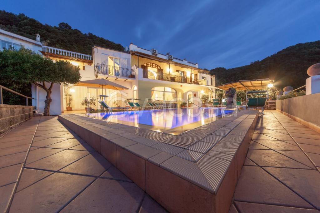 albergo in vendita ad Ischia