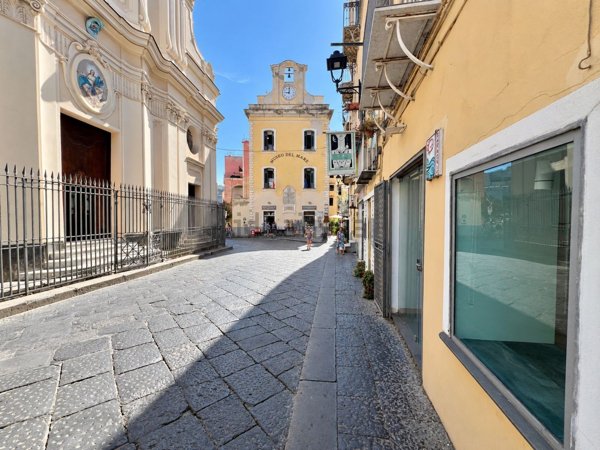 locale commerciale in vendita ad Ischia