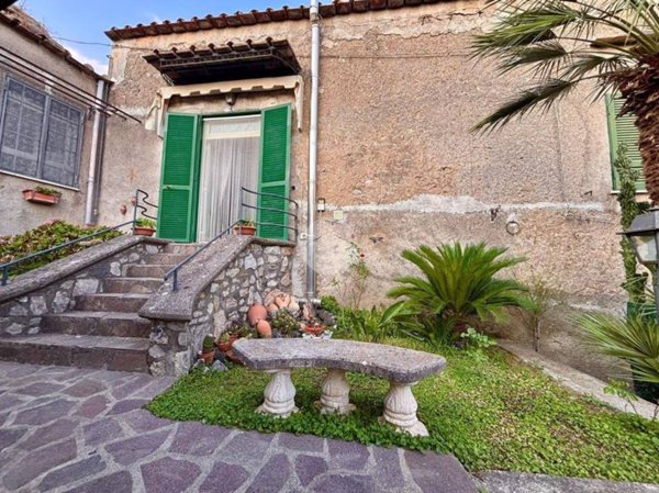 casa indipendente in vendita a Lettere