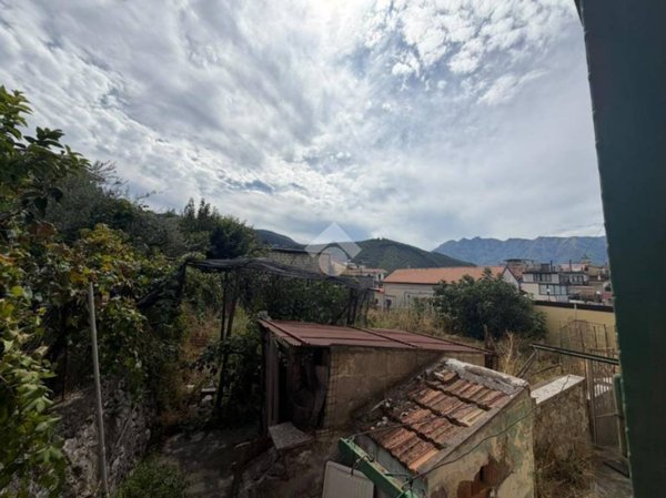 casa indipendente in vendita a Lettere