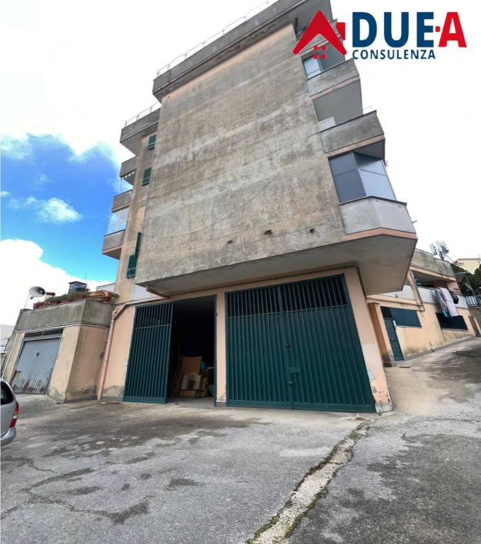 locale commerciale in vendita a Marano di Napoli in zona Centro Città