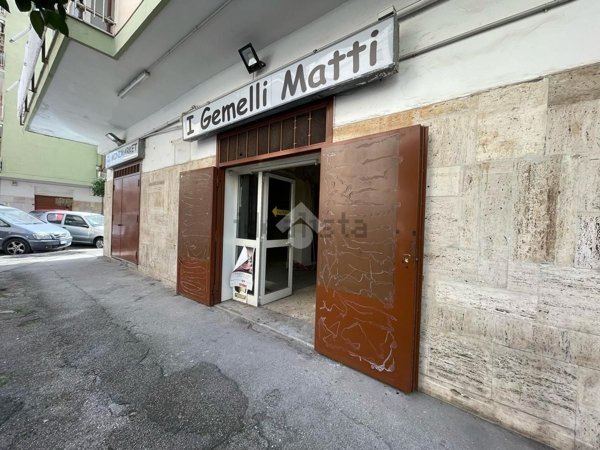 locale commerciale in vendita a Marano di Napoli in zona Centro Città