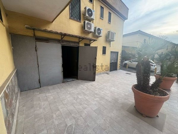 locale commerciale in vendita a Marano di Napoli in zona San Rocco
